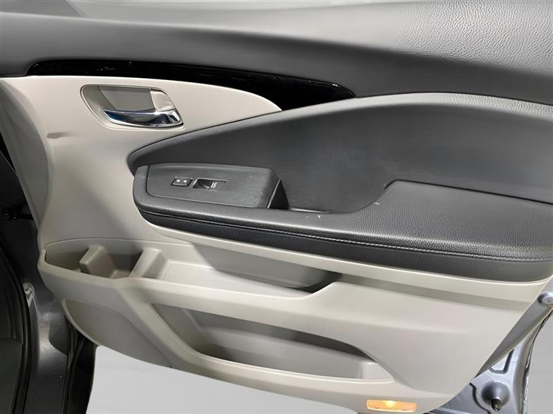 Honda Pilot Touring AWD w/Rear Captains Chairs 2021