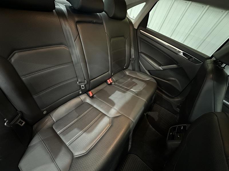 2016 Volkswagen Passat SE PZEV 6A w/ Sunroof & Nav