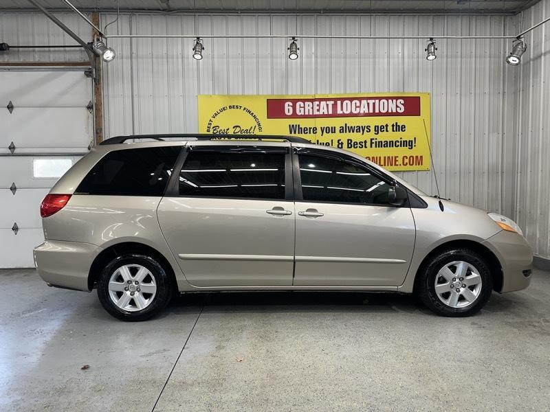 Toyota Sienna LE FWD 7 Passenger 2009