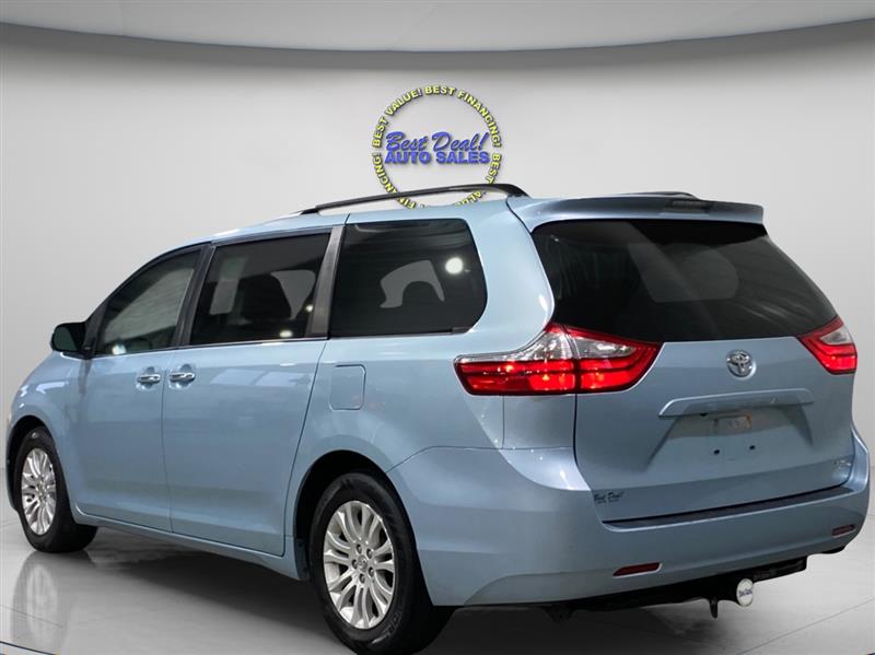 Toyota Sienna XLE 8-Passenger 2017