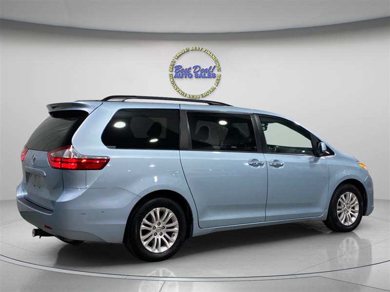 Toyota Sienna XLE 8-Passenger 2017