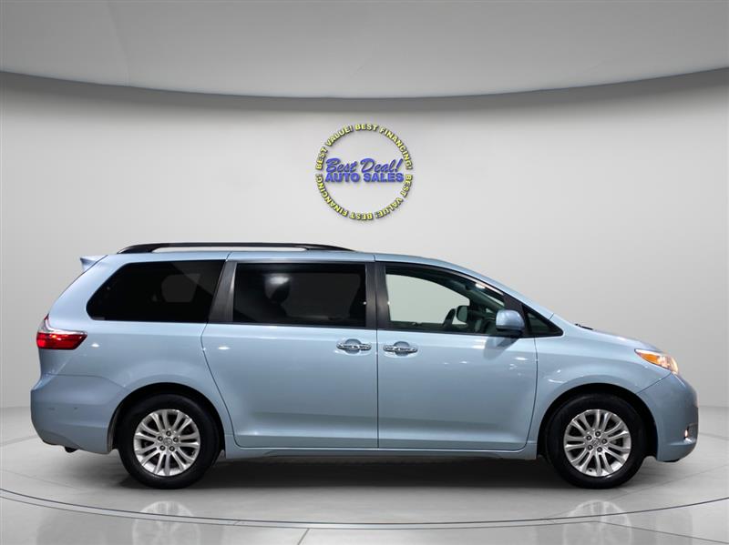 Toyota Sienna XLE 8-Passenger 2017