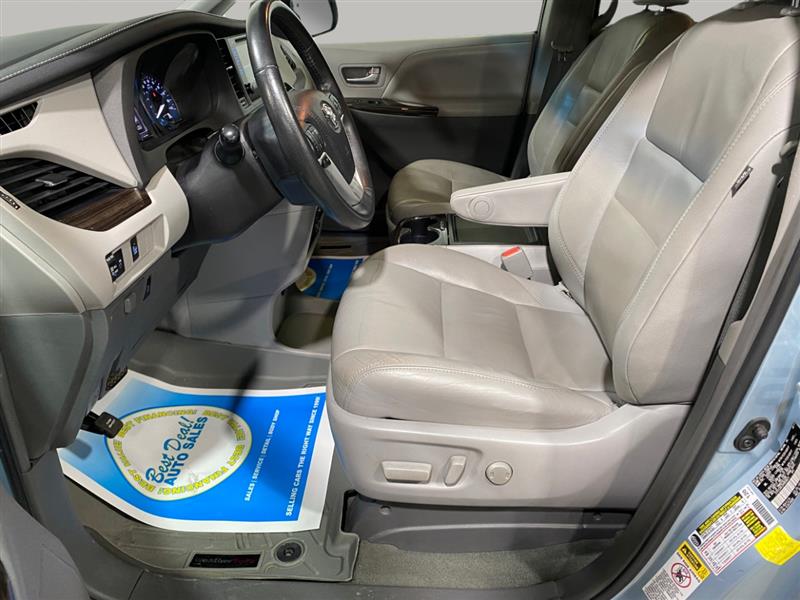 Toyota Sienna XLE 8-Passenger 2017