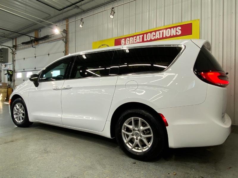 Chrysler Pacifica Touring 2023