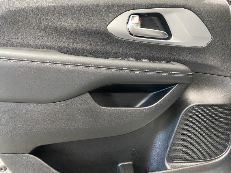 Chrysler Pacifica Touring 2023