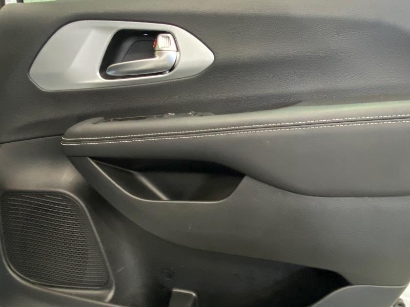 Chrysler Pacifica Touring 2023