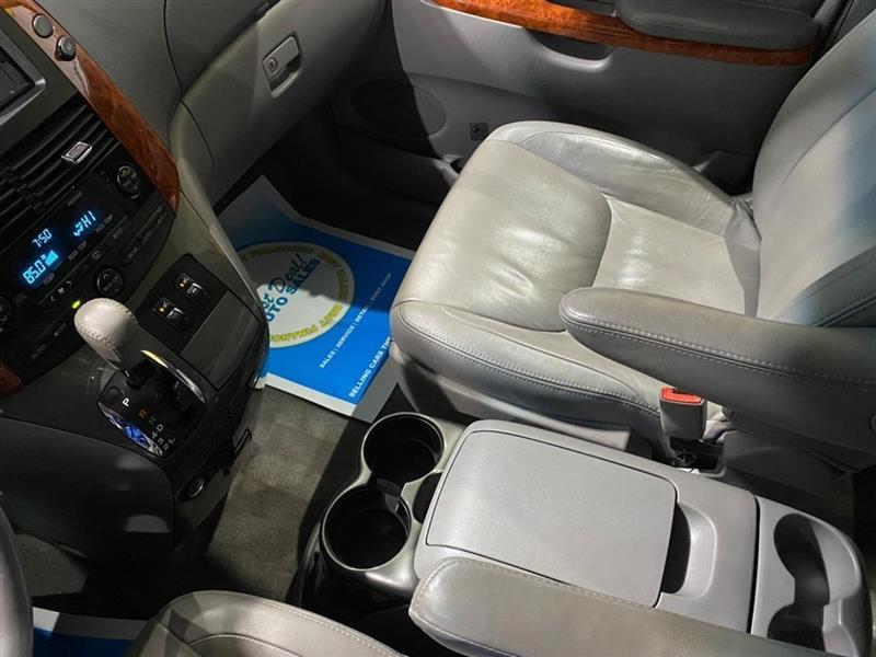 Toyota Sienna XLE FWD 2009
