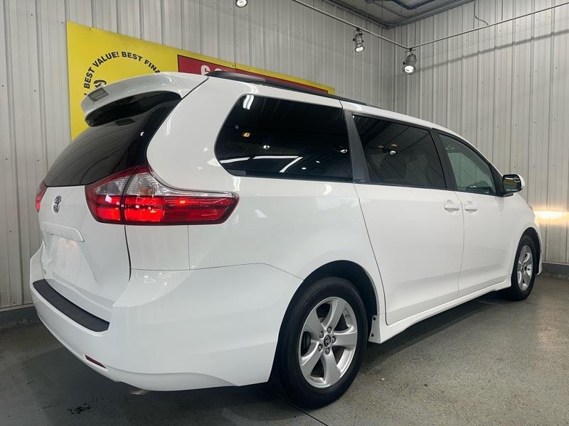 Toyota Sienna LE 8-Passenger 2019