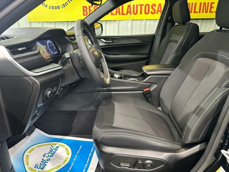 Jeep Grand Cherokee Laredo 4WD 2024