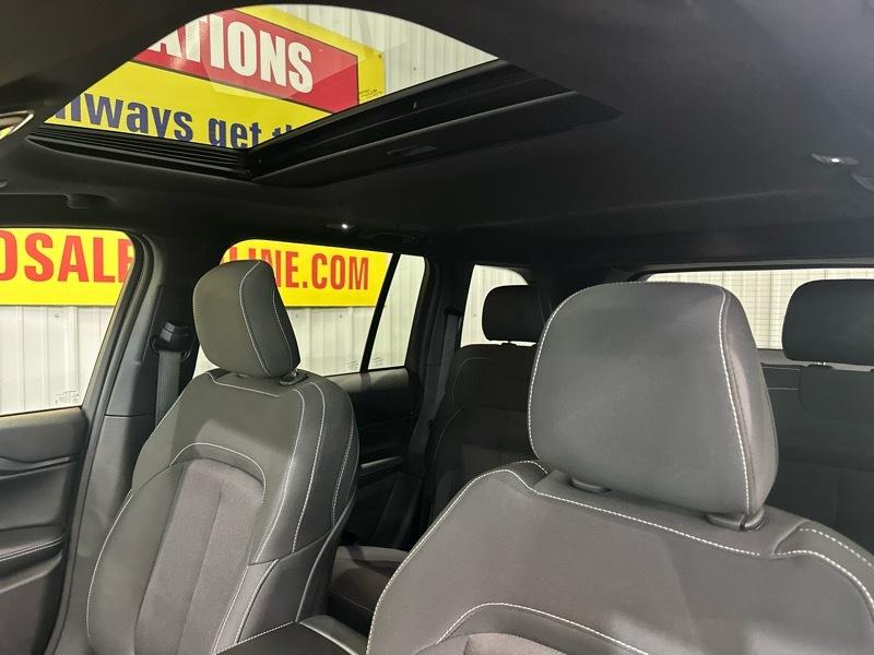 Jeep Grand Cherokee Laredo 4WD 2024