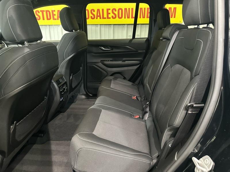 Jeep Grand Cherokee Laredo 4WD 2024