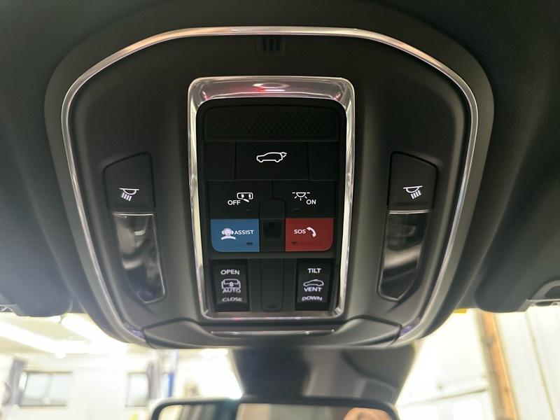 Jeep Grand Cherokee Laredo 4WD 2024