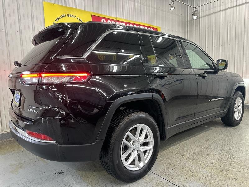 Jeep Grand Cherokee Laredo 4WD 2024
