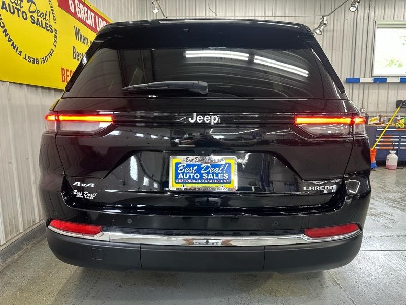 Jeep Grand Cherokee Laredo 4WD 2024