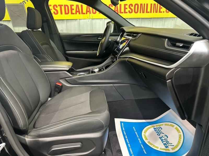 Jeep Grand Cherokee Laredo 4WD 2024