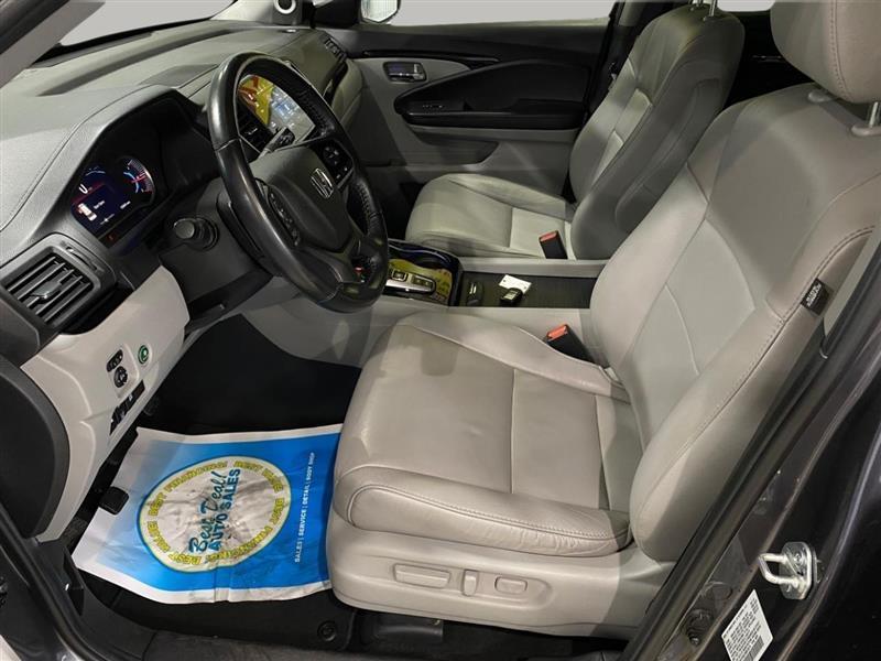 Honda Pilot Touring AWD w/Rear Captains Chairs 2021