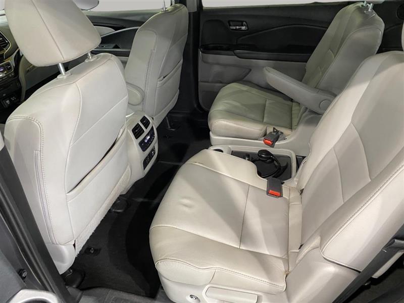 Honda Pilot Touring AWD w/Rear Captains Chairs 2021