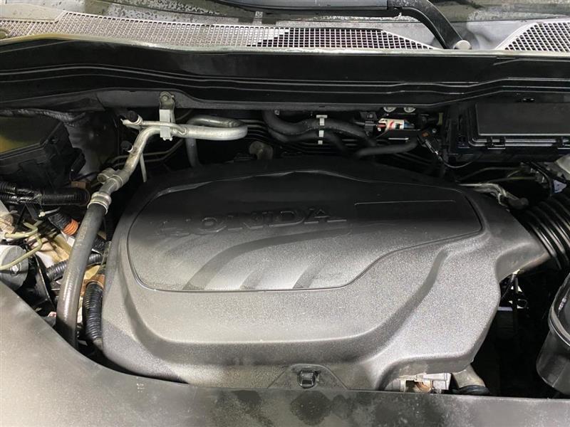 Honda Pilot Touring AWD w/Rear Captains Chairs 2021