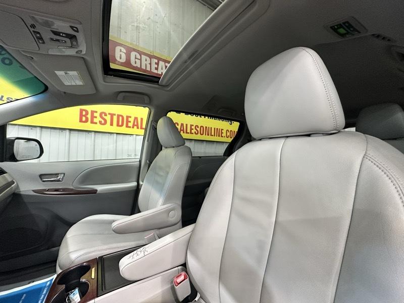 Toyota Sienna XLE FWD 8-Passenger V6 2014