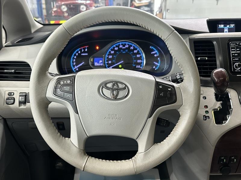 Toyota Sienna XLE FWD 8-Passenger V6 2014