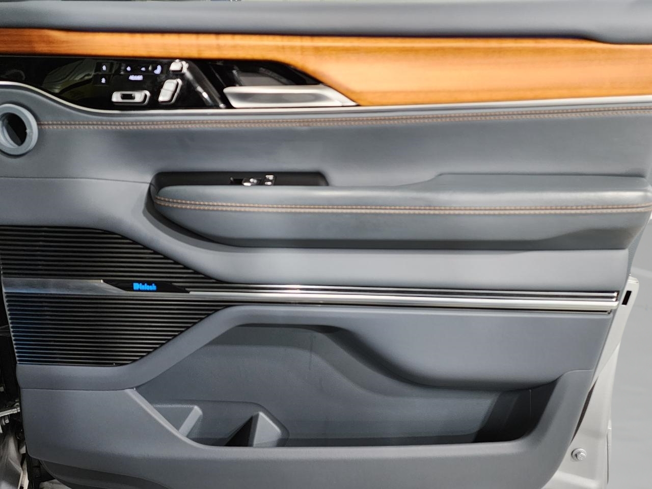 Jeep Grand Wagoneer  2022