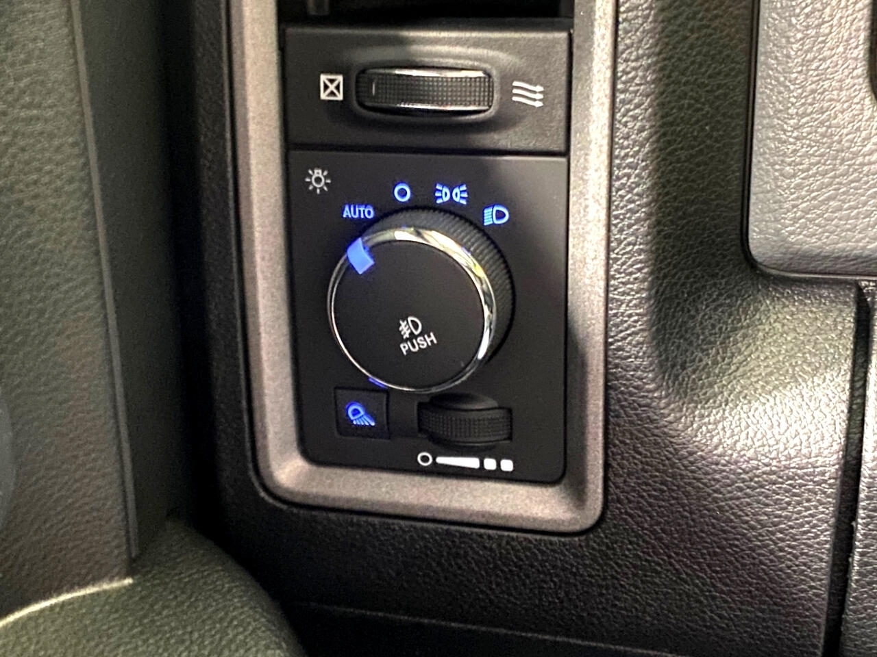 RAM 1500 Express 4x4 Crew Cab 5'7" Box 2016