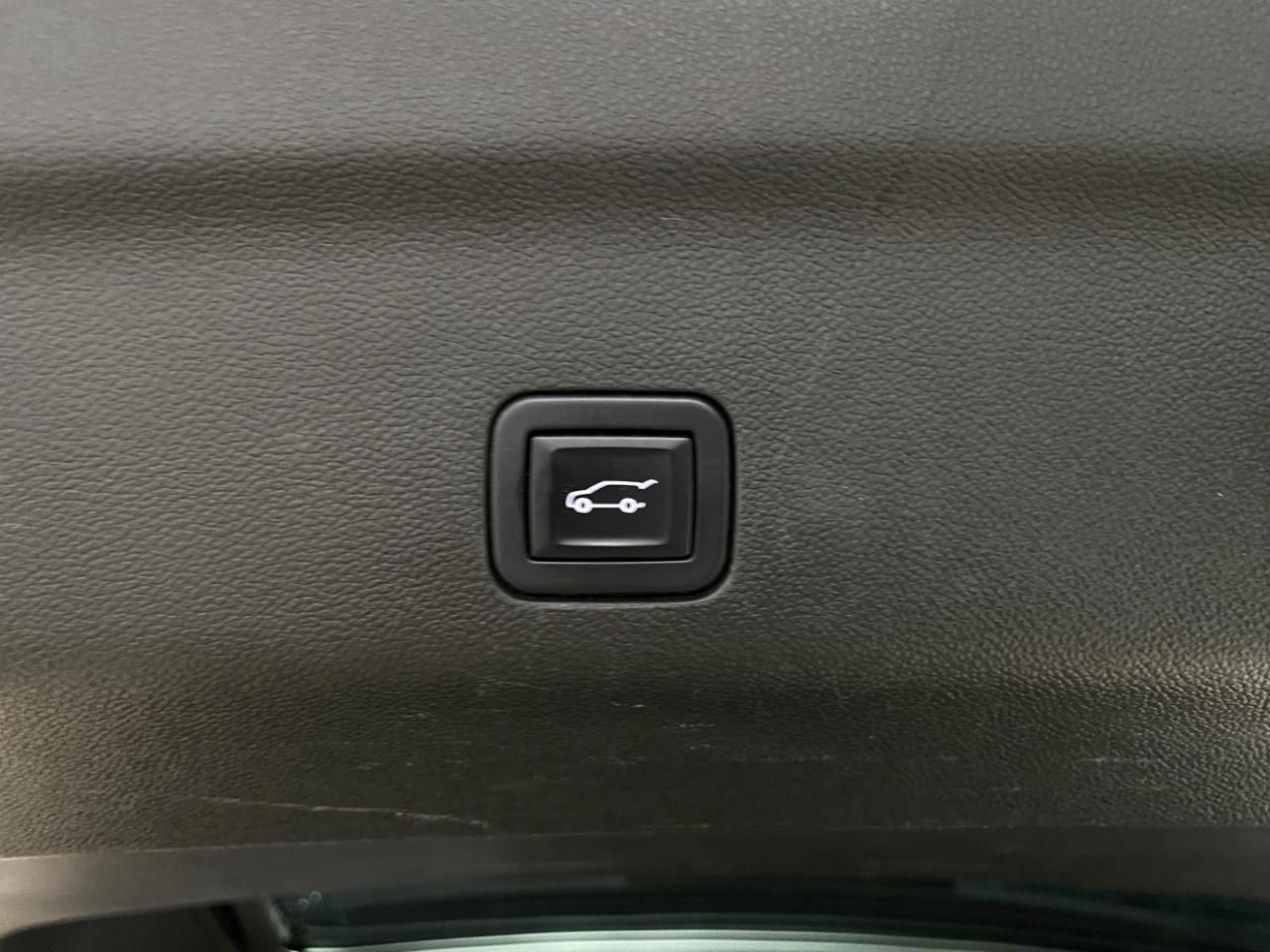 GMC Yukon XL Denali 4WD 2022