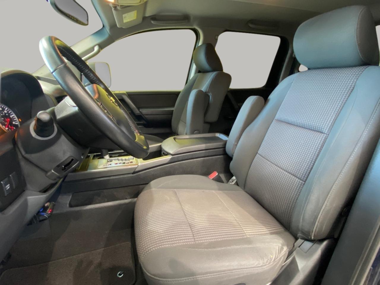 Nissan Titan SV Crew Cab 4WD 2012