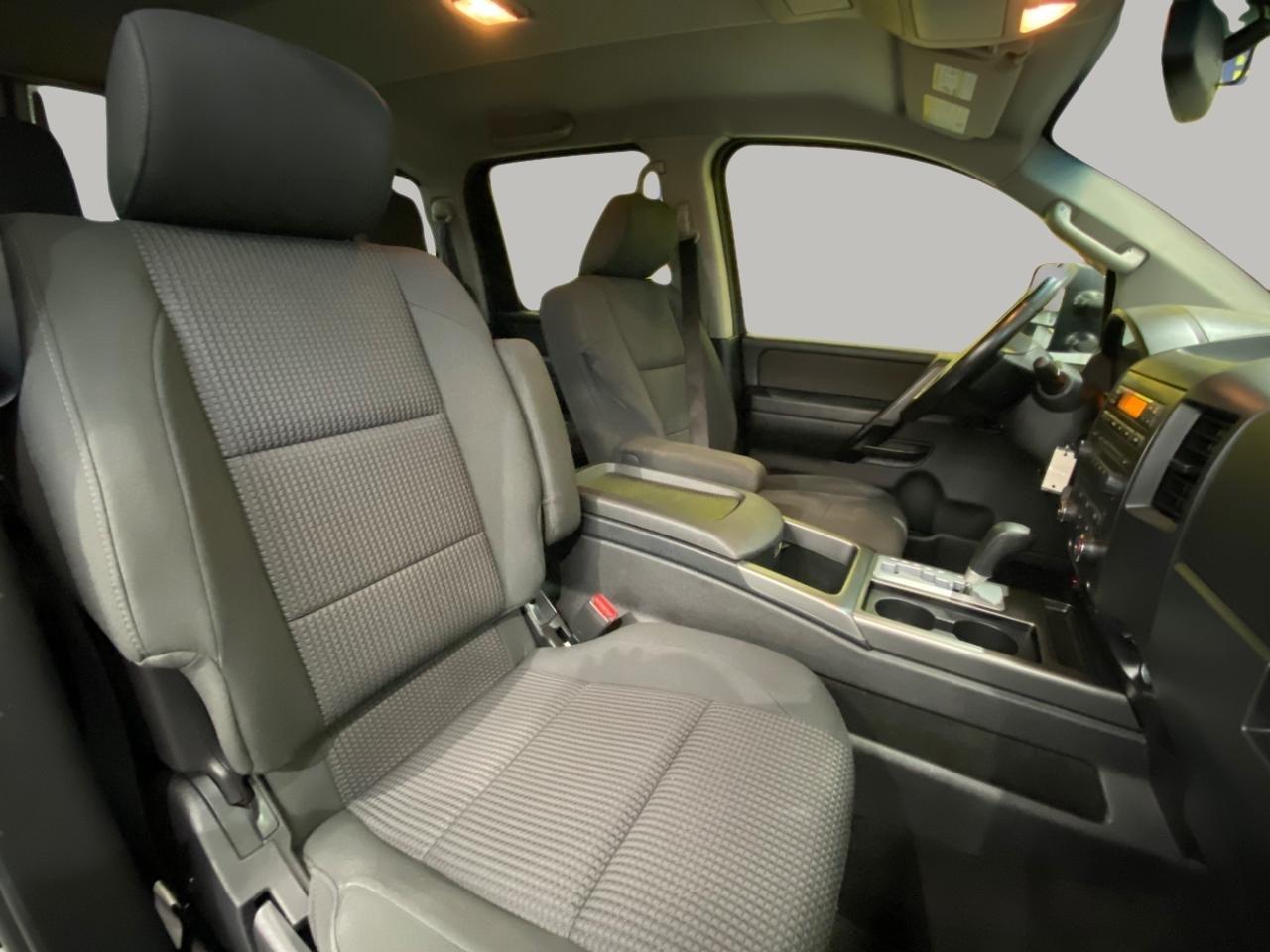 Nissan Titan SV Crew Cab 4WD 2012