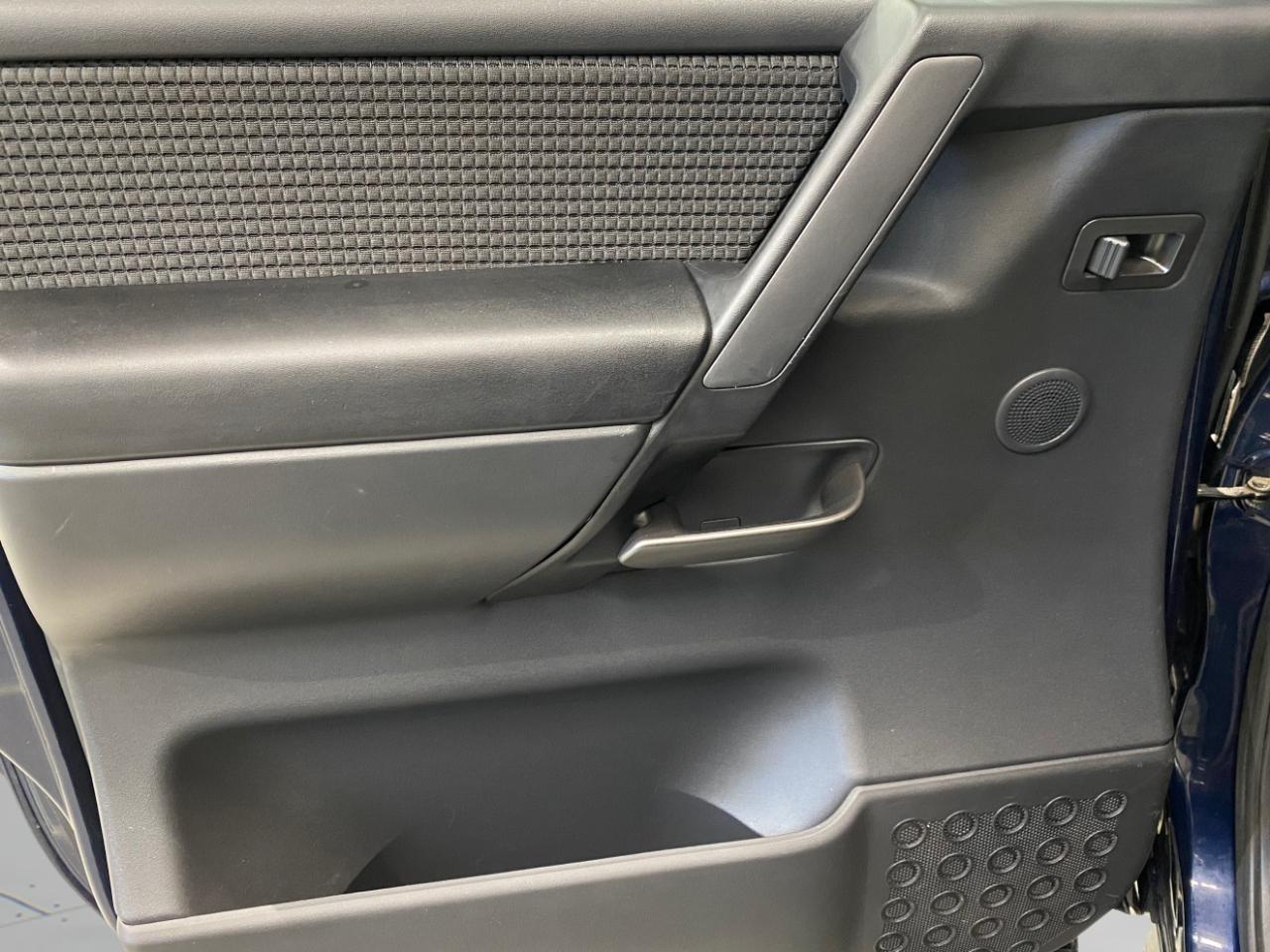 Nissan Titan SV Crew Cab 4WD 2012