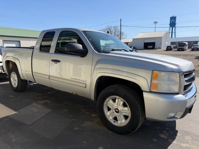 Chevrolet Silverado 1500 4WD Ext Cab 143.5" LT 2011
