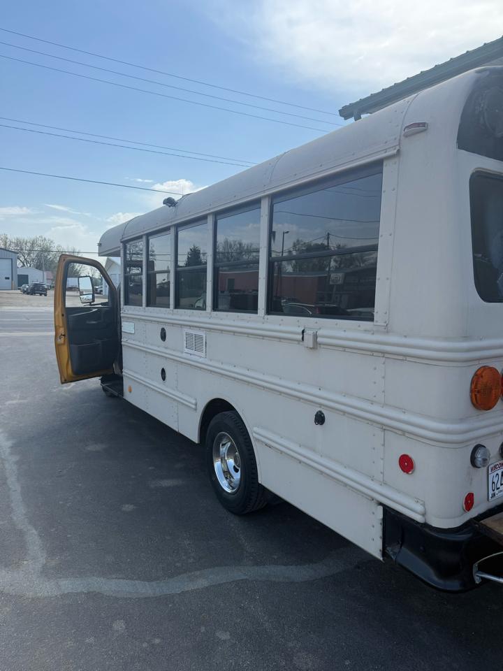 GMC Savana Cutaway 159" WB C7L DRW 2006