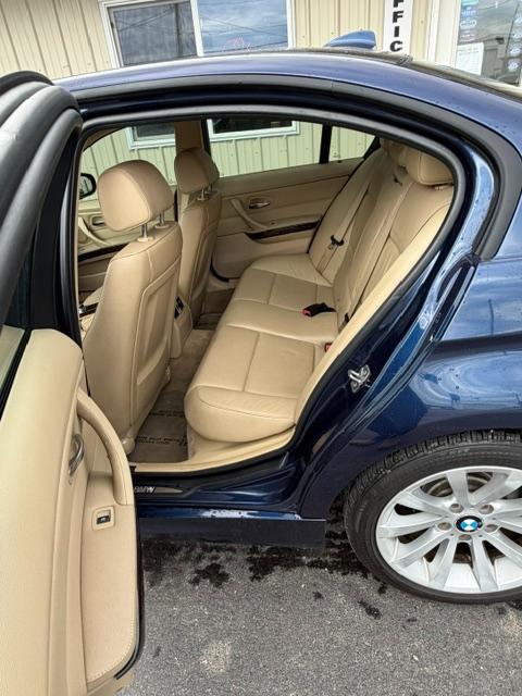 BMW 3 Series 4dr Sdn 328i xDrive AWD 2011