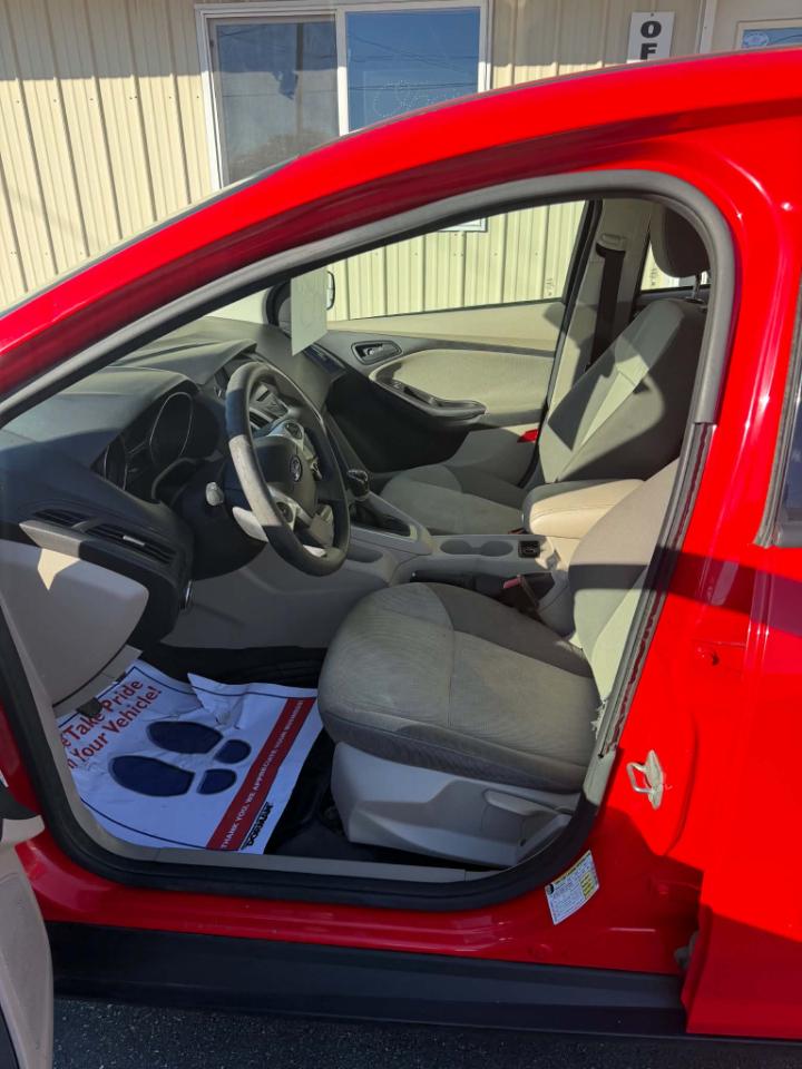 Ford Focus 4dr Sdn SE 2012