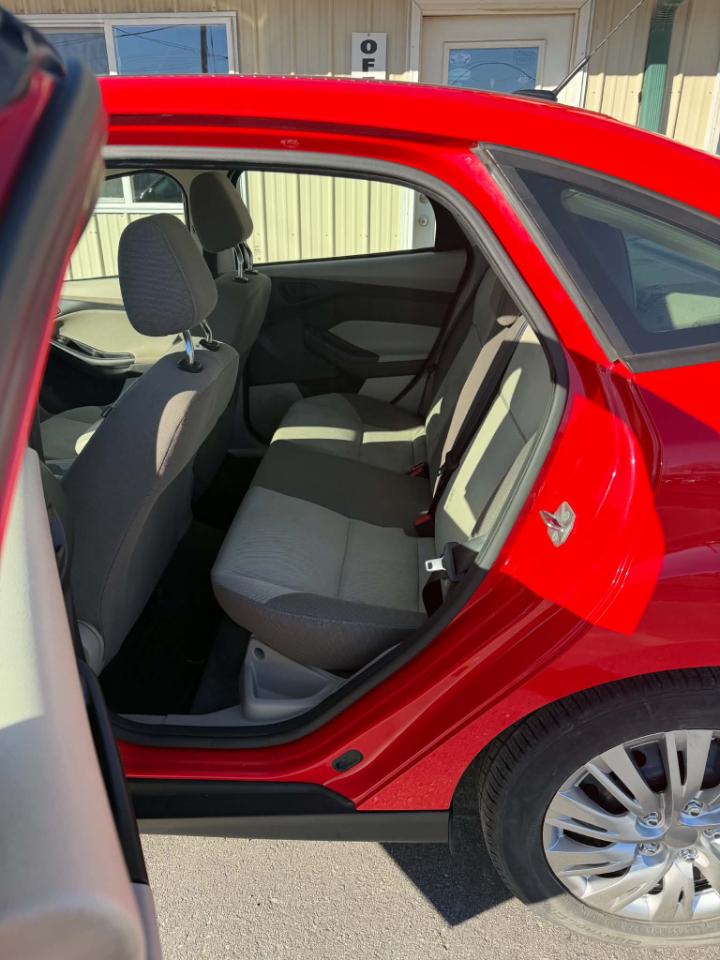 Ford Focus 4dr Sdn SE 2012