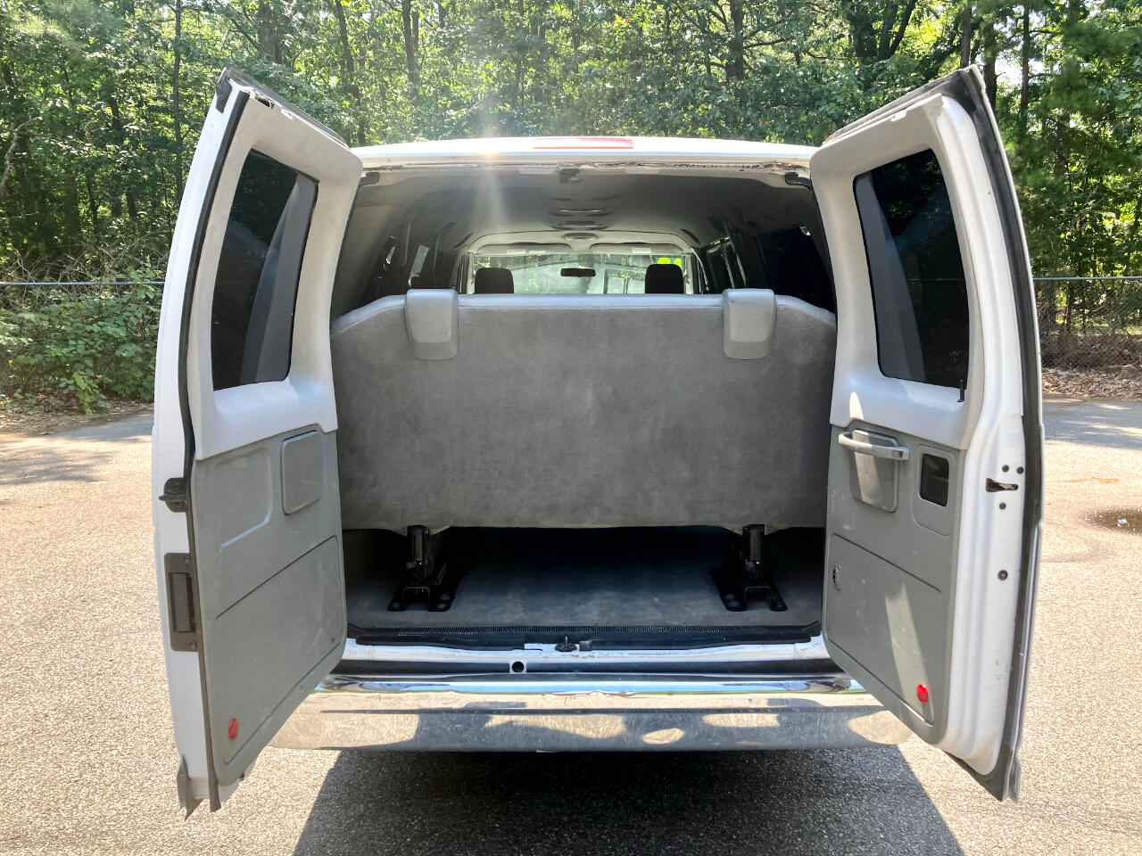 2013 Ford E-350 photo 25