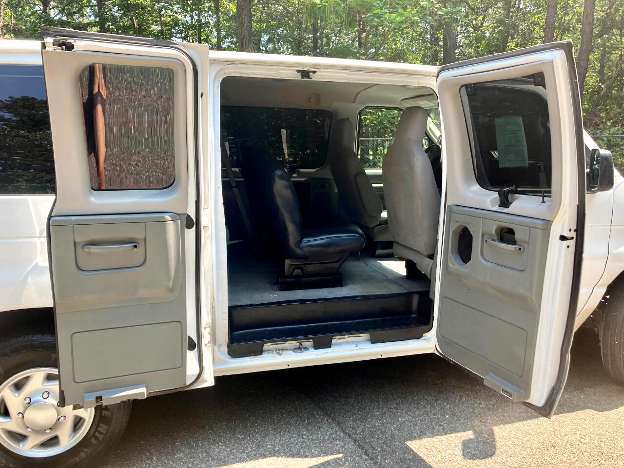 2013 Ford E-350 photo 30