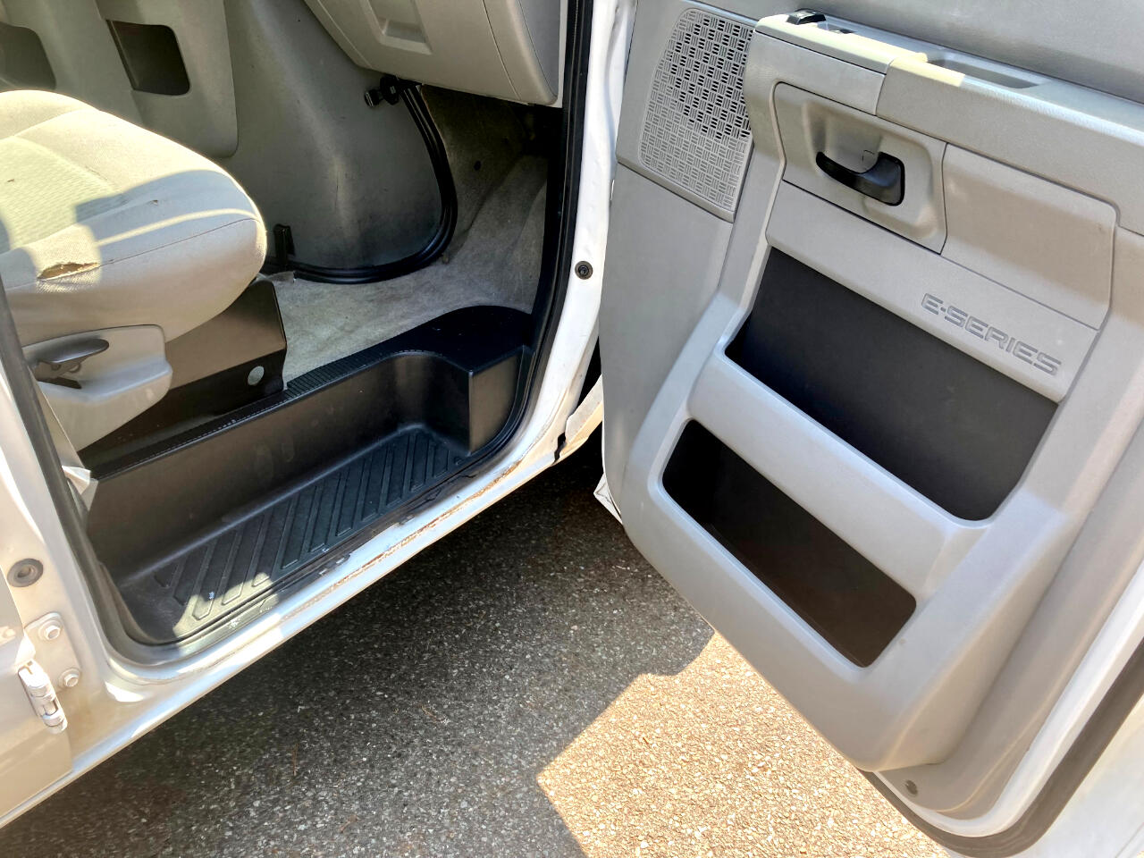 2013 Ford E-350 photo 36