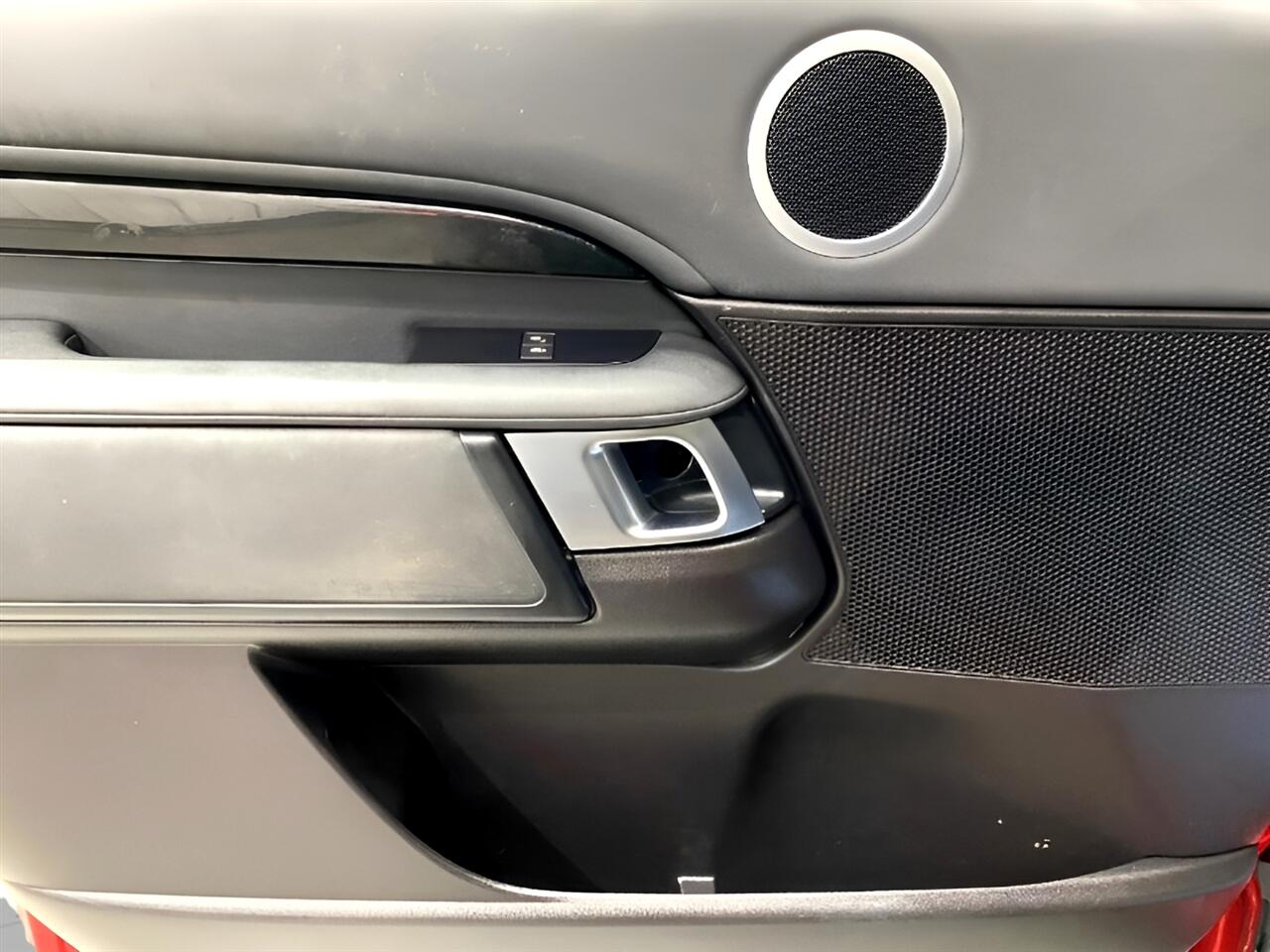 2017 Land Rover Discovery SE photo 20