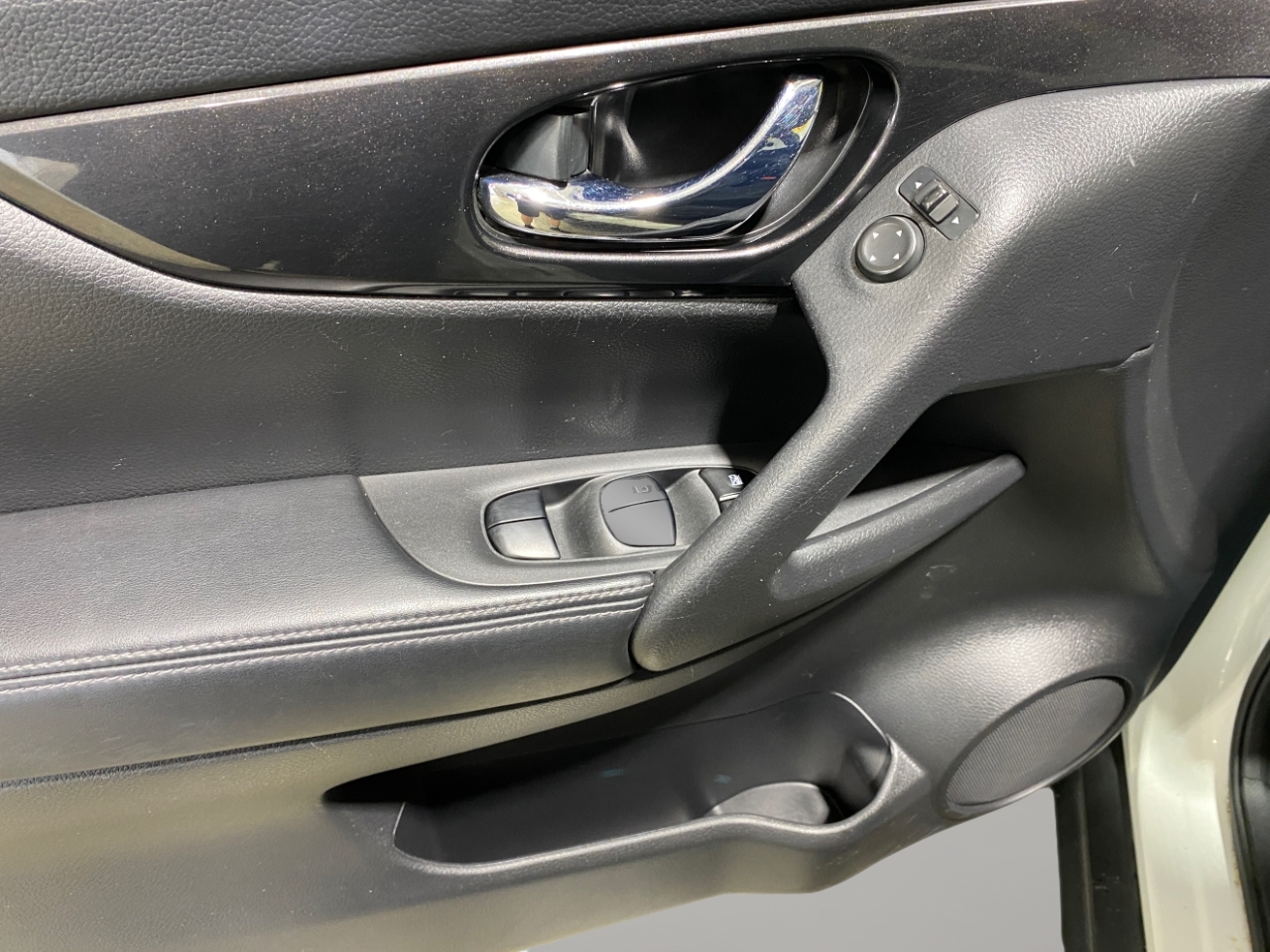 2017 Nissan Rogue SV AWD photo 9
