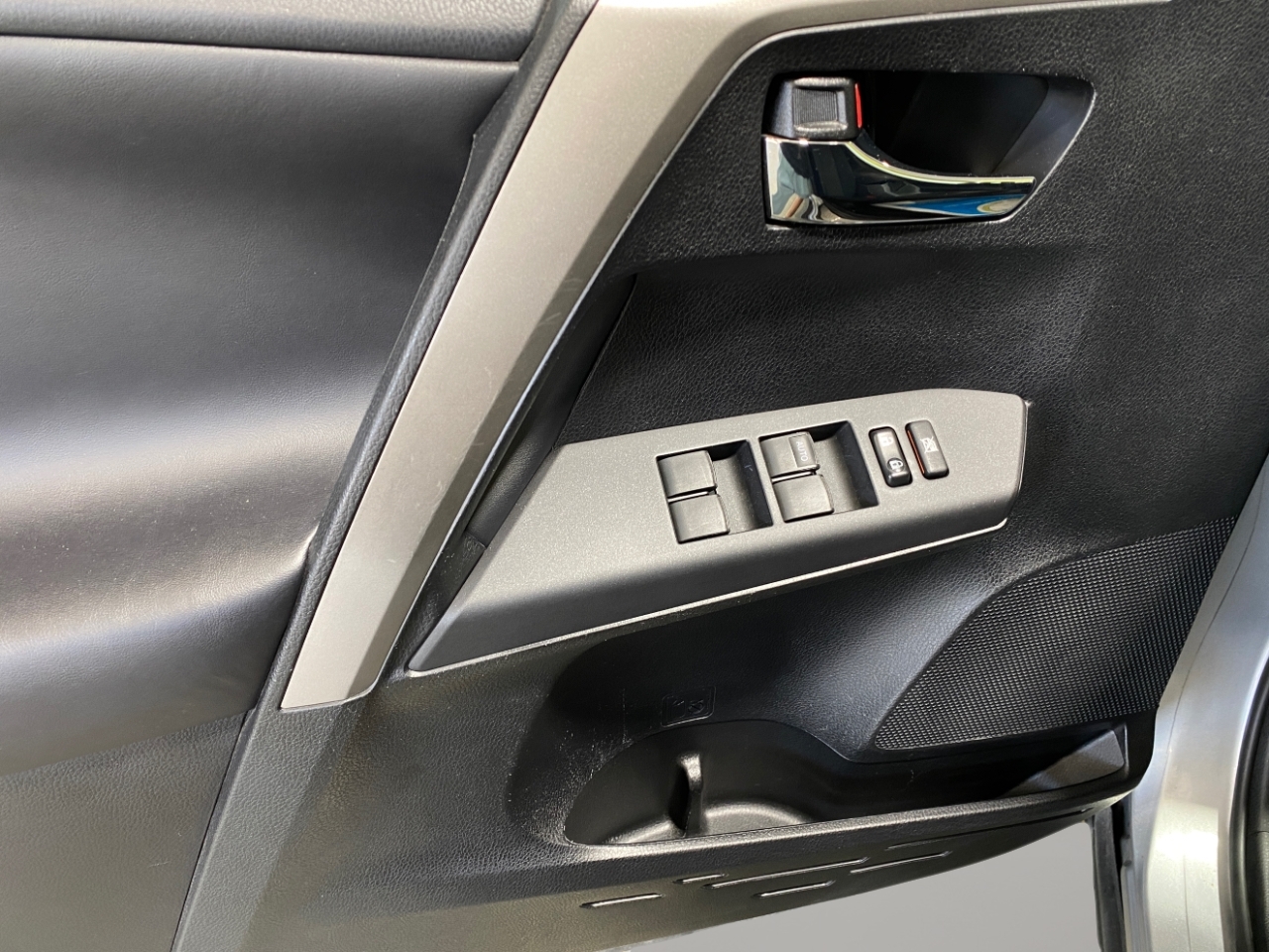 2016 Toyota RAV4 XLE photo 9