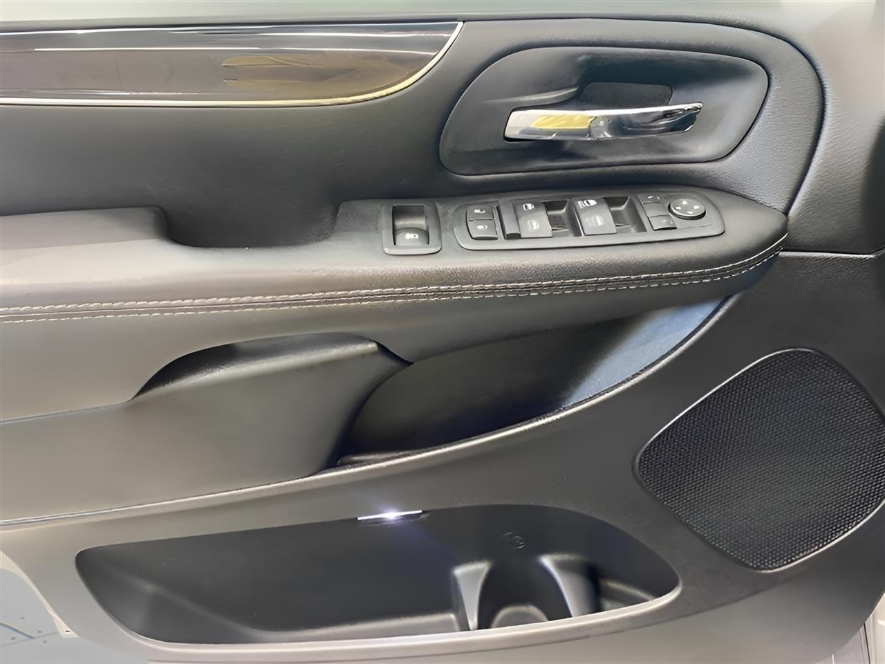 Chrysler Town & Country S 2015