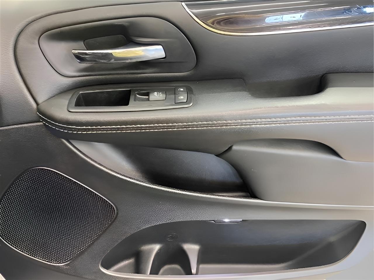 Chrysler Town & Country S 2015