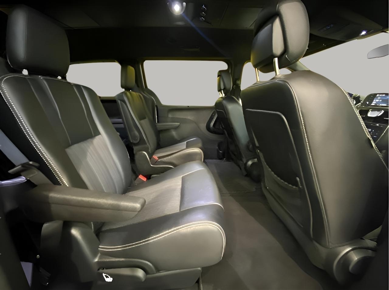 Chrysler Town & Country S 2015