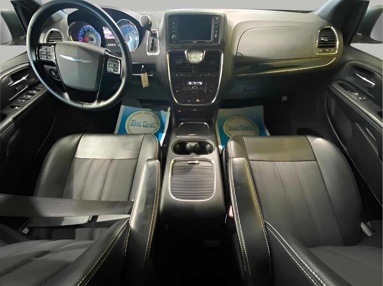 Chrysler Town & Country S 2015