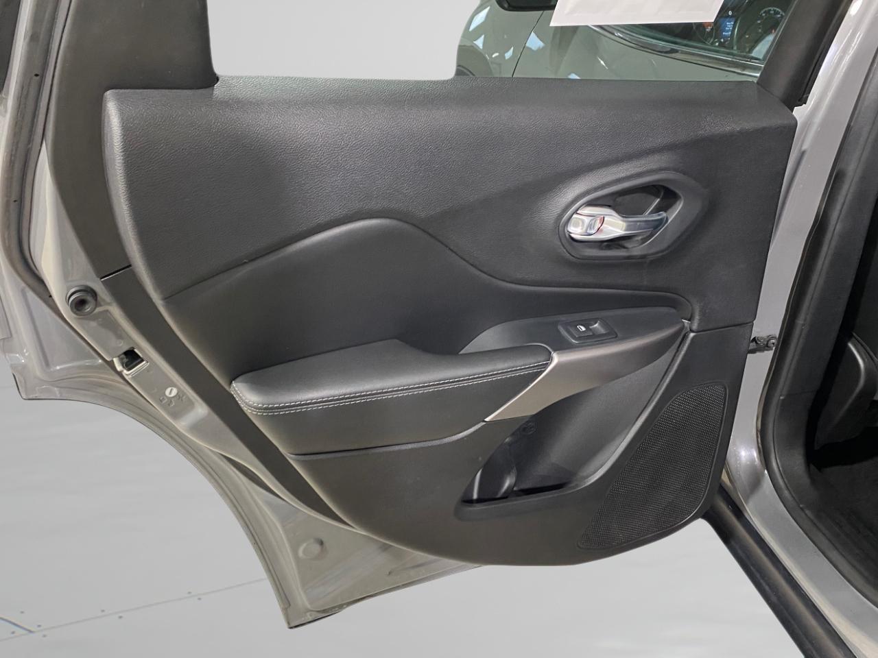 2021 Jeep Cherokee Latitude Lux - Photo 14
