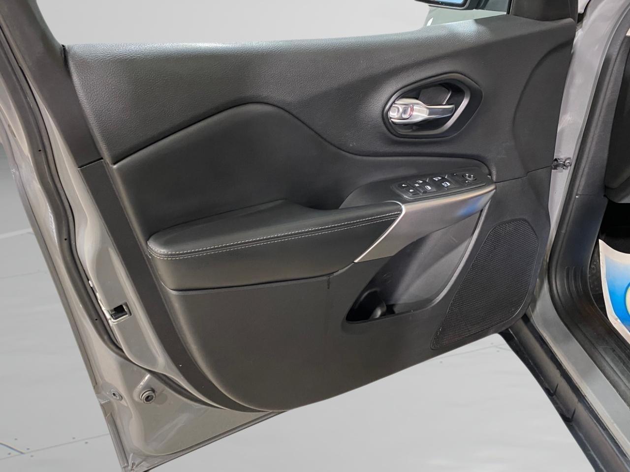 2021 Jeep Cherokee Latitude Lux - Photo 20