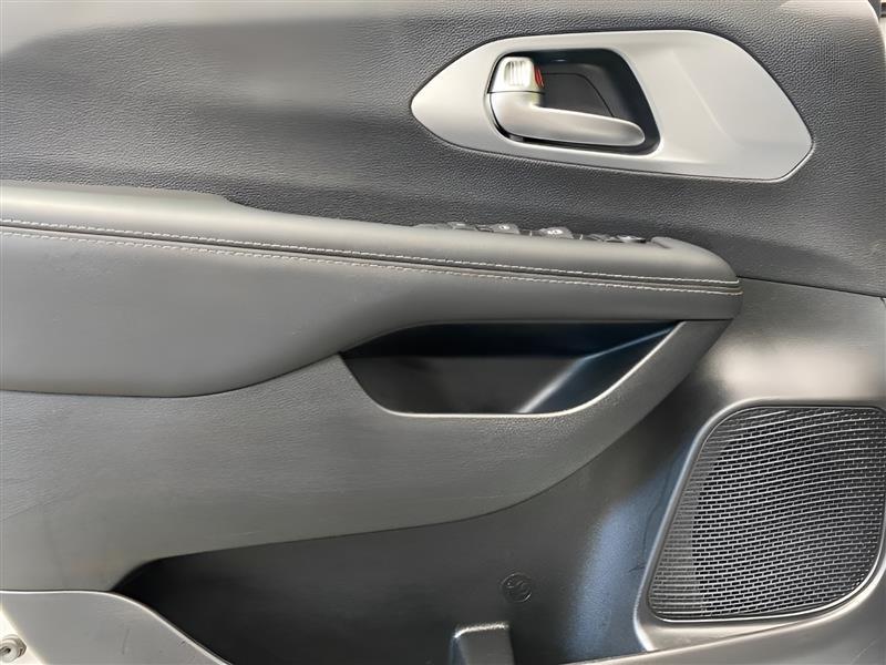 Chrysler Pacifica Touring 2023