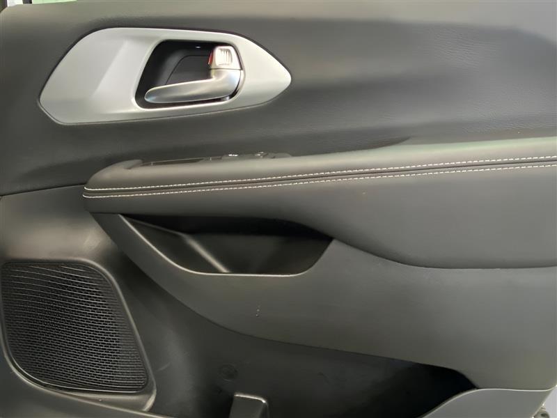 Chrysler Pacifica Touring 2023