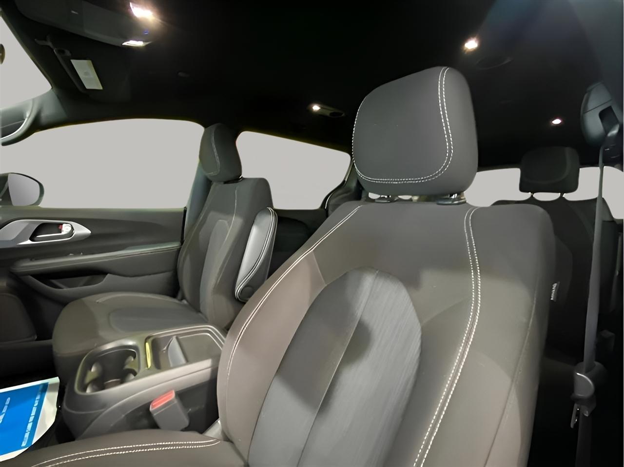 Chrysler Pacifica Touring 2023